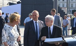 Setna miesięcznica smoleńska. Polityków PiS pod Pałacem Prezydenckim nie było, pojawili się tylko na mszy