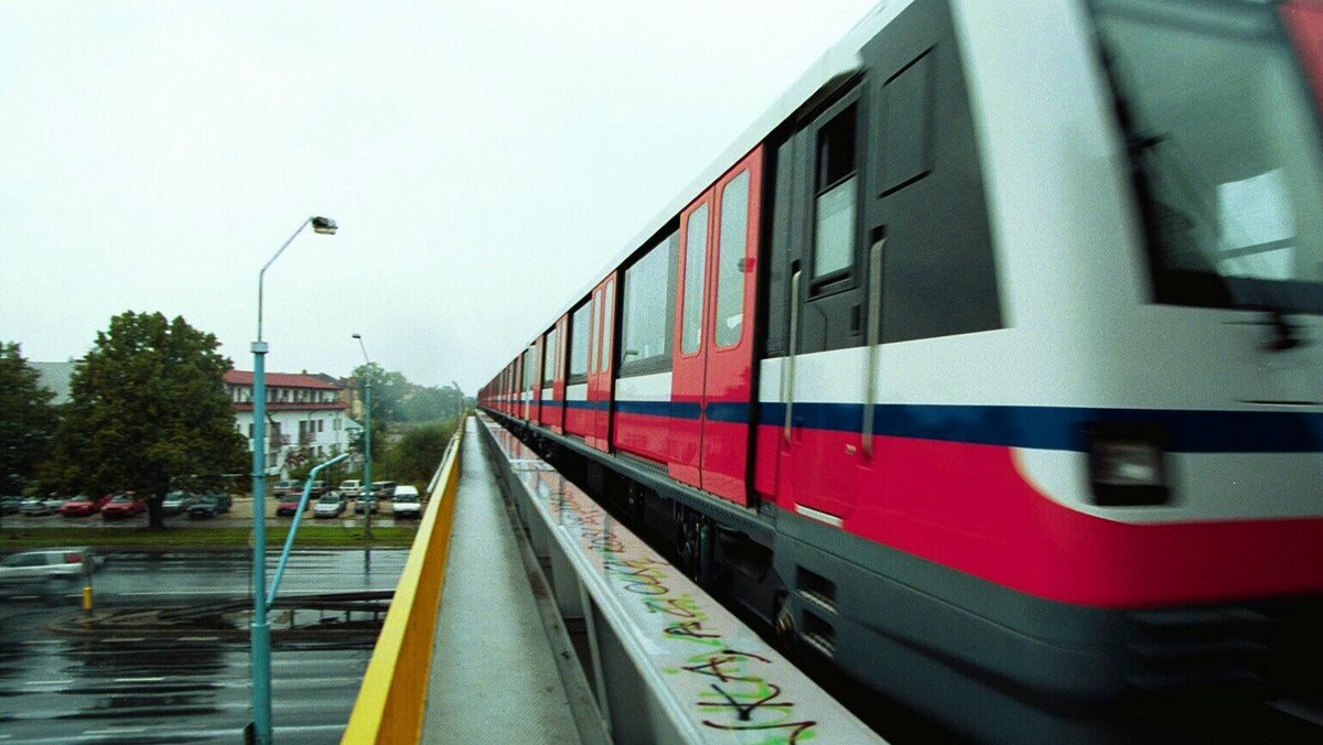 Metro Warszawskie podpisze jutro z konsorcjum Siemensa i Newagu umowę na dostawę 35 nowych pociągów podziemnej kolejki - poinformował rzecznik MW Krzysztof Malawko. Pierwsze z 210 wagonów mają trafić do stolicy w czwartym kwartale 2012 r.