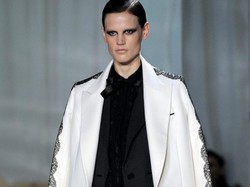 Jest kobietą i reklamuje ubrania dla mężczyzn. YSL zaskakuje