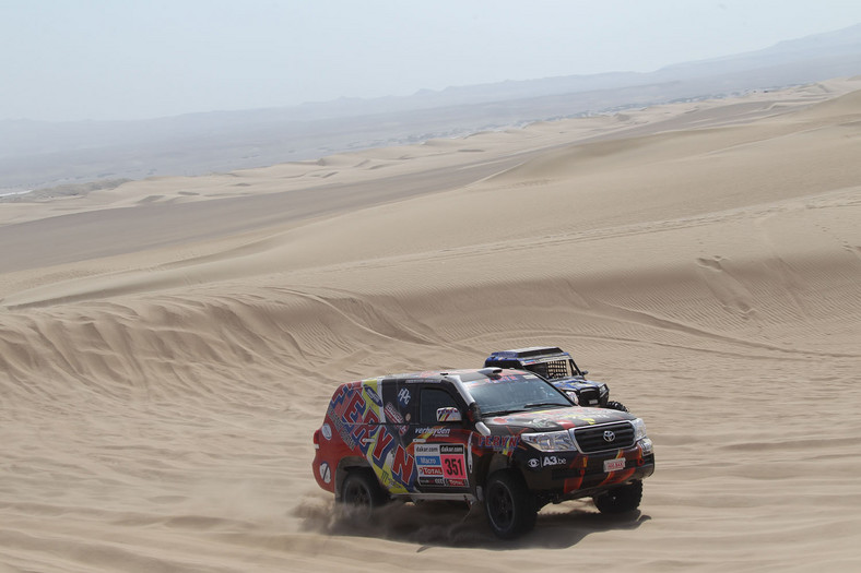 Dakar 2013: Hołowczyc zawiedziony, Sainz utknął na wydmach (2. etap, wyniki, galeria)