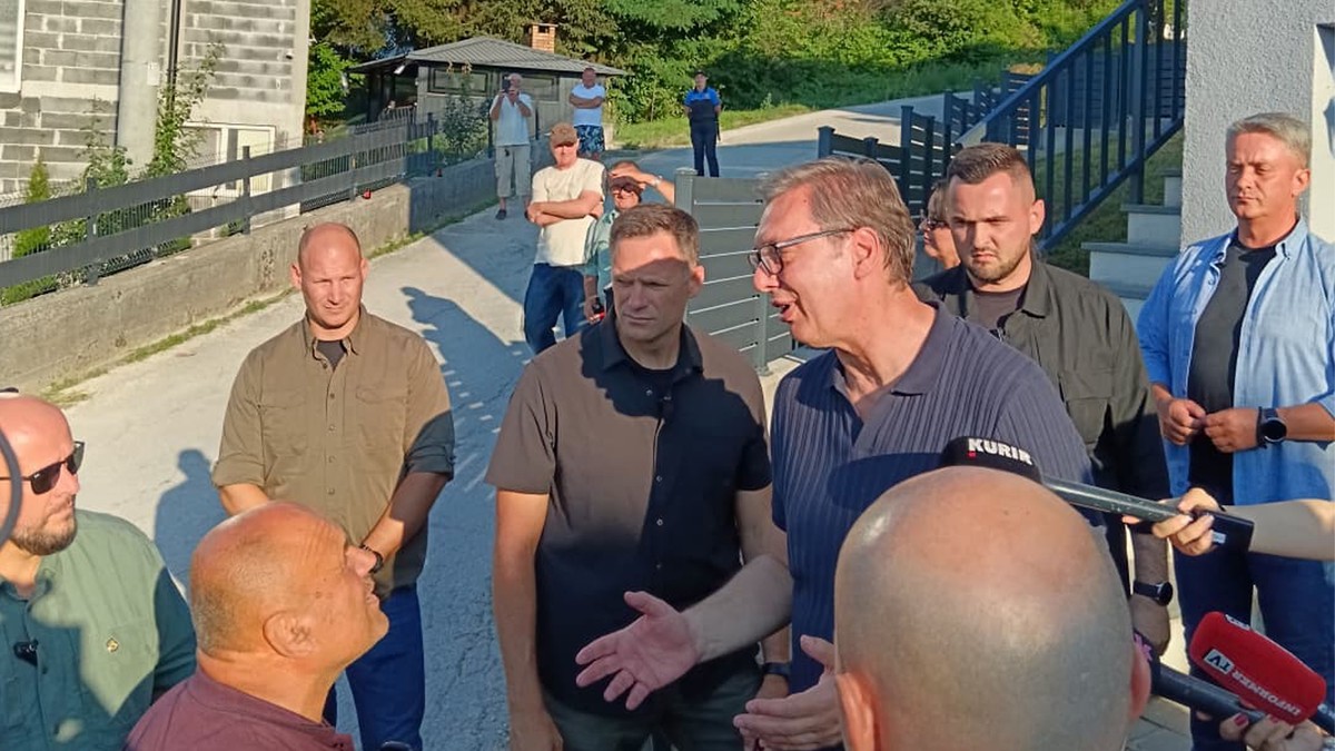 Aleksandar Vučić dočekuje građane ispred porodične kuće