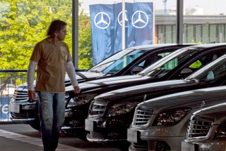 Polacy nadal kupują mniej aut z salonu: W maju liczba rejestracji nowych samochodów spadła o prawie 6 proc.