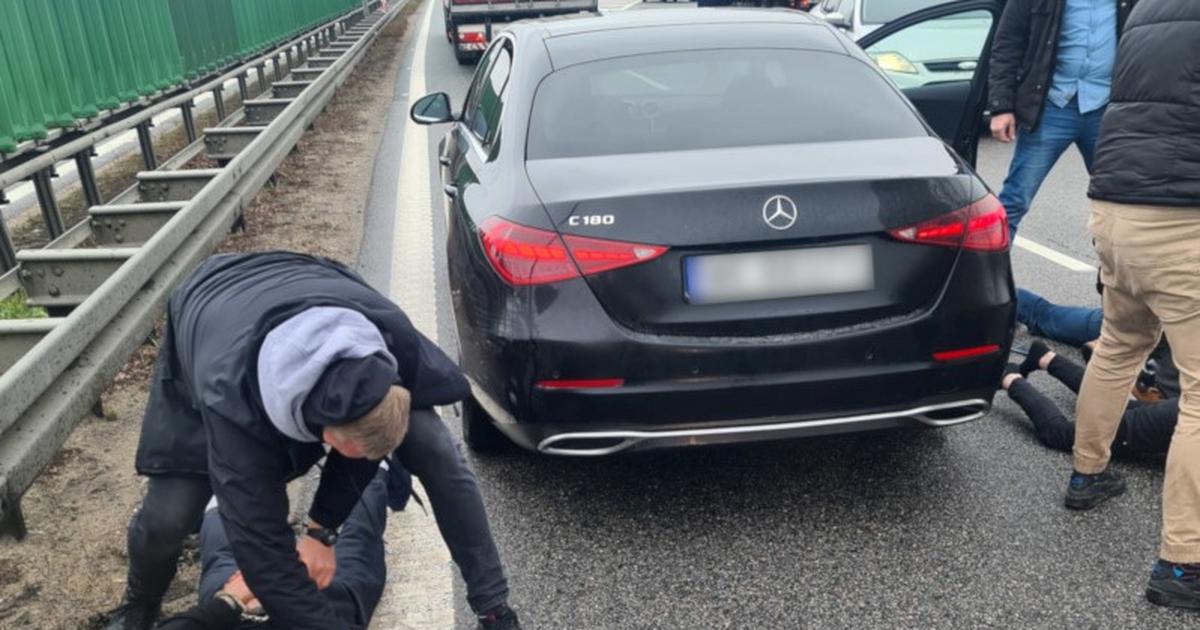  Straż Graniczna odzyskała Mercedesa za 220 tys. zł. Widowiskowe zatrzymanie na S7