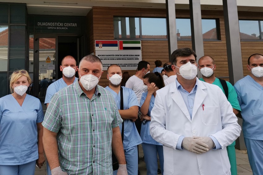 Regionalni koordinator Ministarstva zdravlja za kovid pandemiju, grudni hirurg prof.dr Slobodan Milisavljević i Koordinator OB Novi Pazar dr Mirsad Đerlek ispred bolnice u Novom Pazaru