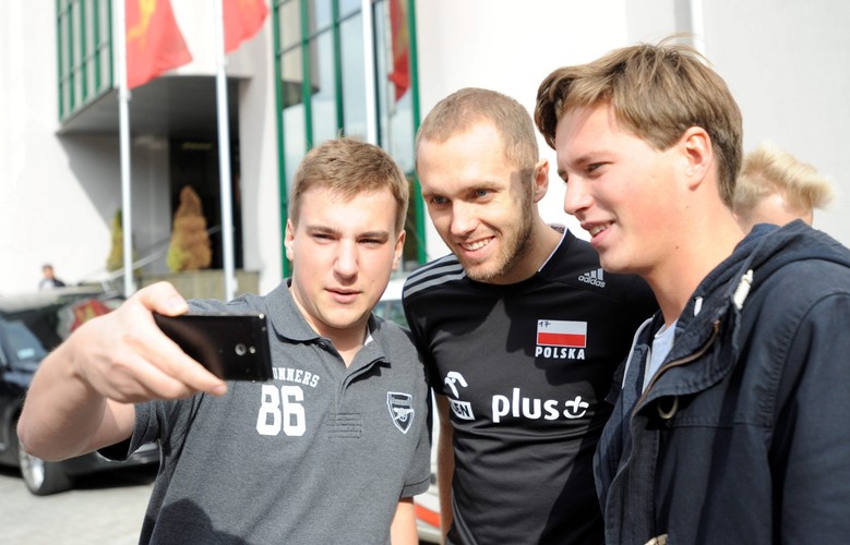 Paweł Zatorski z fanami przed siedzibą PZS po przyjeździe 'złotej polskiej' reprezentacji mistrzostw świata siatkarzy z Katowic do stolicy