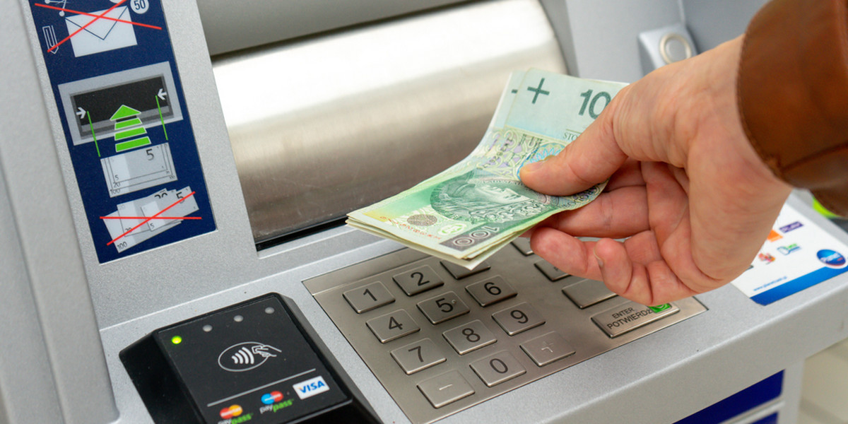 Każdy bank ma swoje limity wypłat gotówki z bankomatu