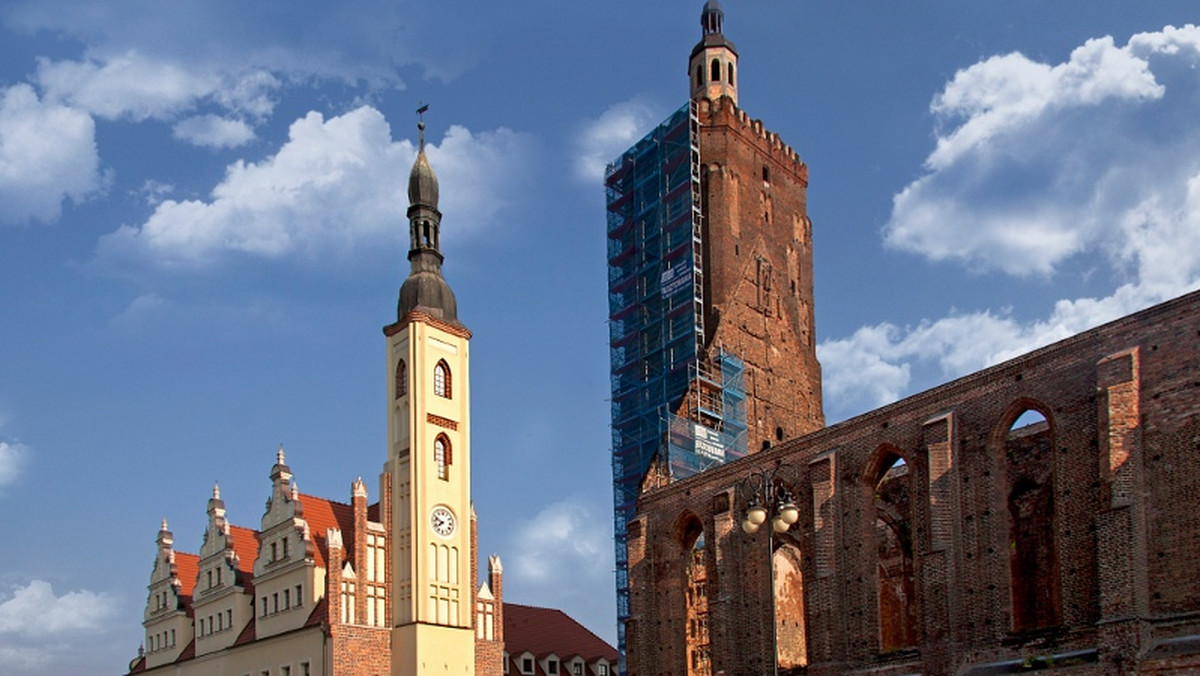 Otwarcie dla mieszkańców i turystów wieży fary w Gubinie (Lubuskie), które nastąpi w piątek - to jeden z najważniejszy punktów tegorocznej "Wiosny nad Nysą" - wspólnego święta tego miasta i partnerskiego Guben w Niemczech, które odbędzie się w długi weekend.