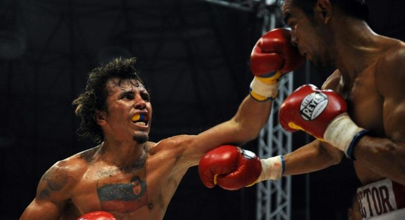 Venezuelan WBA lightweight world champion Edwin 'El Inca' Valero (L) exchanges blows with Mexican challenger Hector Velasquez during a fight for the WBA lightweight World Championship title, in Caracas, in 2009