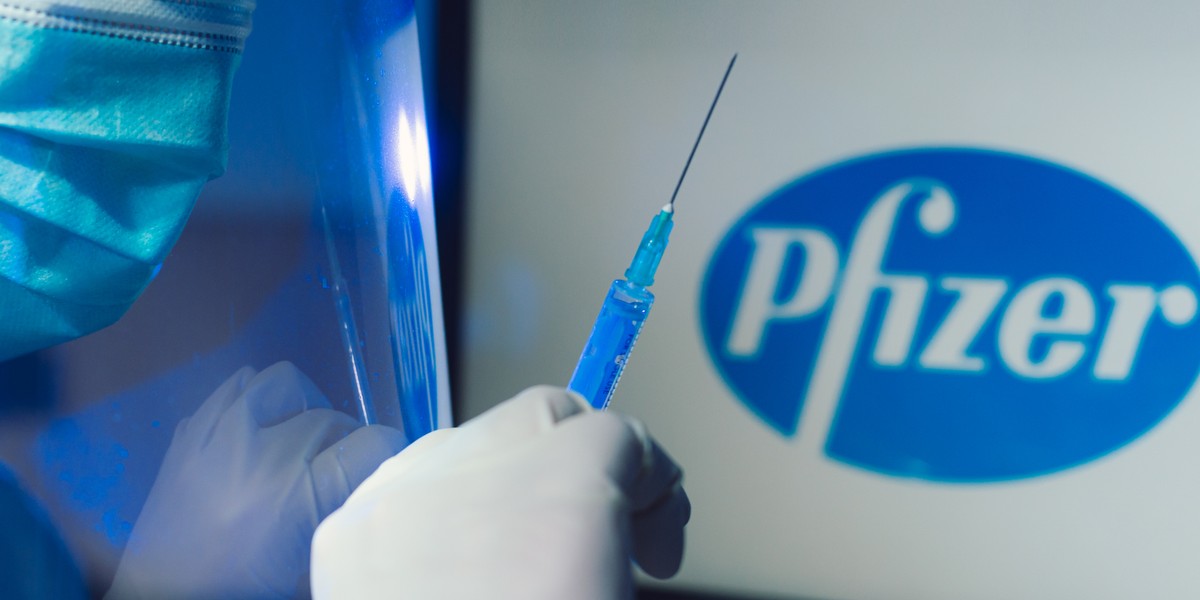 Pfizer i BioNTech chcą zaoferować zastrzyk przypominający 144 ochotnikom na sześć do dwunastu miesięcy po tym, jak otrzymali oni drugą dawkę preparatu.