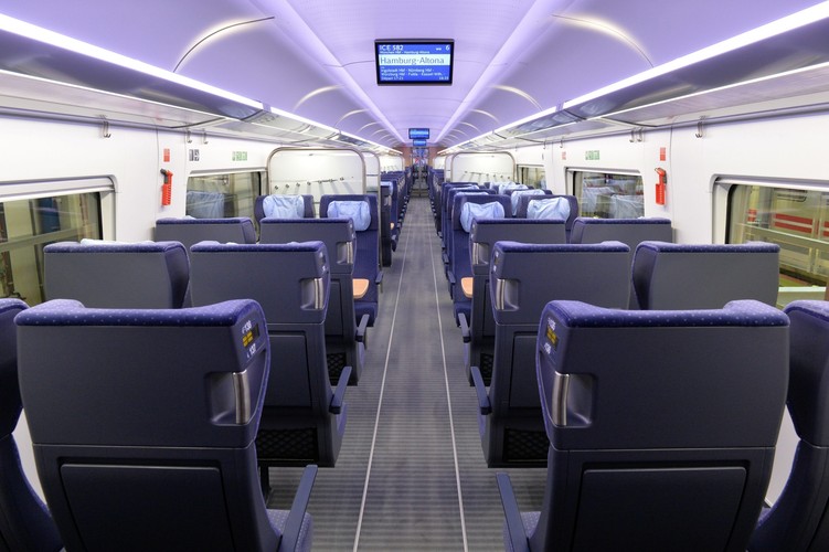 Deutsche Bahn ICE 4 - widok przedziału pasażerskiego 2 klasy.

<br><br> fot. EPA / MAURIZIO GAMBARIN DOSTAWCA: PAP / EPA.