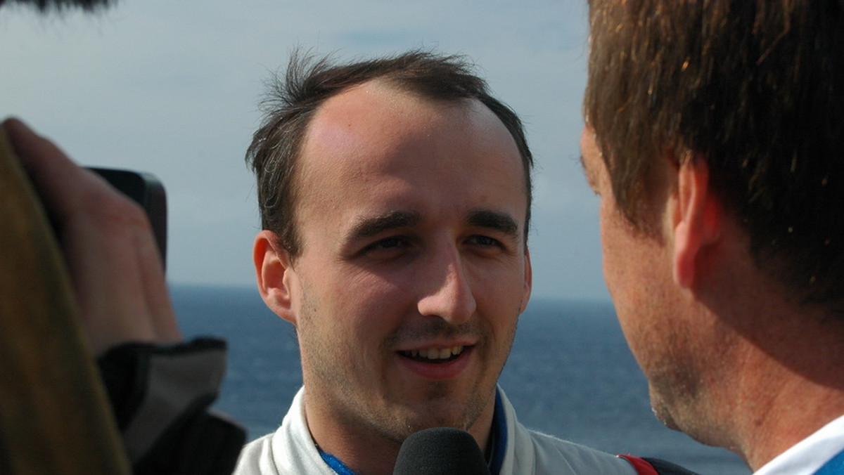 Robert Kubica coraz lepiej radzi sobie w rajdach samochodowych, ale jak bumerang wraca pytanie, czy polski kierowca jeszcze kiedykolwiek będzie mógł ścigać się w Formule 1. Sam Kubica takiej możliwości nie wyklucza, chociaż w wywiadzie dla brytyjskiej stacji BBC zaznaczył, że na tę chwilę jest to niemożliwe.