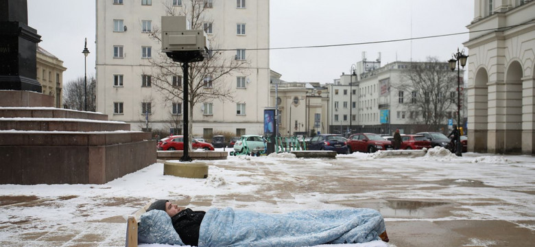 Leży w łóżku w centrum Warszawy. Zwraca uwagę na poważny problem