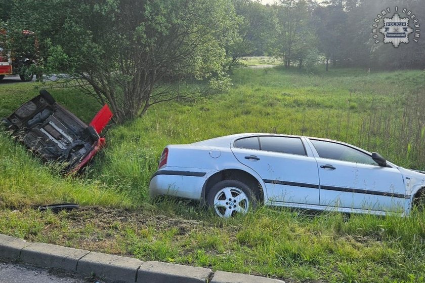 Two cars in a ditch after dangerous maneuvers
