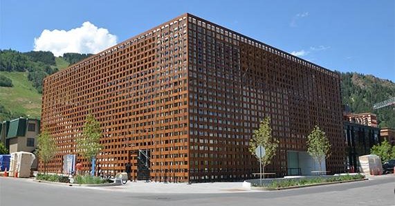 Drewniane Aspen Art Museum, Aspen, Kolorado, USA projekt Shigeru Ban Architects