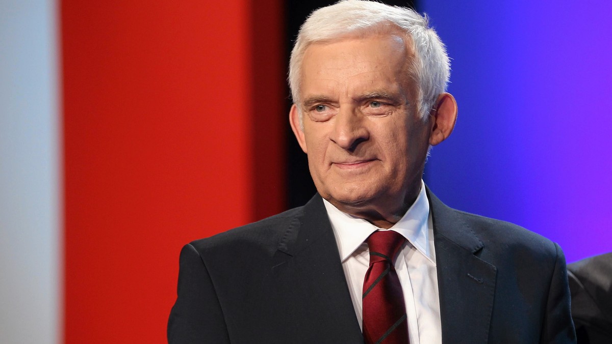 Przewodniczący Parlamentu Europejskiego Jerzy Buzek wyraził dzisiaj przekonanie, że w ciągu 10 lat, jakie upłynęły od zamachów z 11 września, świat zmienił się na lepsze. Podkreślił też, że nie należy poświęcać wolności na ołtarzu bezpieczeństwa. - Poznaliśmy słabości naszego wroga, jego mentalność, techniki i zabójcze credo - dodał.