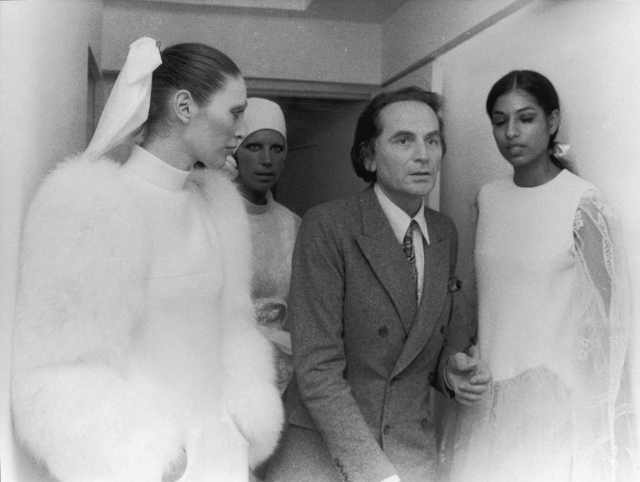 Pierre Cardin podczas swojego pokazu mody w 1971 r. 