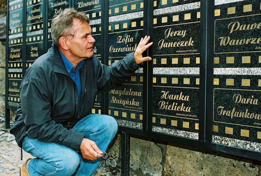 Jerzy Janeczek przy swojej tablicy, znajdującej się w Zaułku Filmowym przy placu Wolności w Lubomierzu