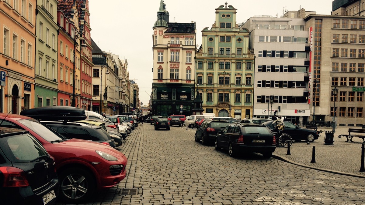 Niewykluczone, że już niedługo strefa płatnego parkowania we Wrocławiu powiększy się o kolejne ulice. Do rady miejskiej zgłosiły się wspólnoty mieszkaniowe, które chcą, by nowe parkomaty stanęły w okolicach placu Grunwaldzkiego.