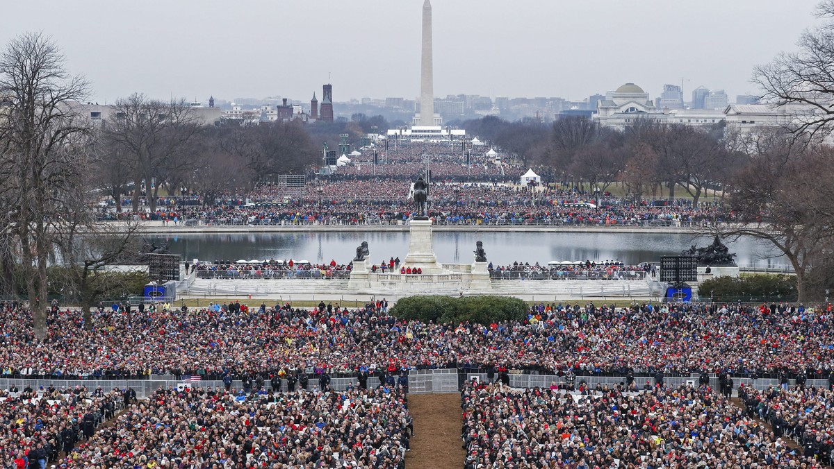 Podczas konferencji prasowej rzecznik Białego Domu Sean Spicer oskarżył media o celowe pomniejszanie znaczenia inauguracji prezydenta Donalda Trumpa poprzez kadrowanie obrazu, aby pokazać, że uczestniczyło w niej mniej ludzi i podawanie nieprawdziwych danych.