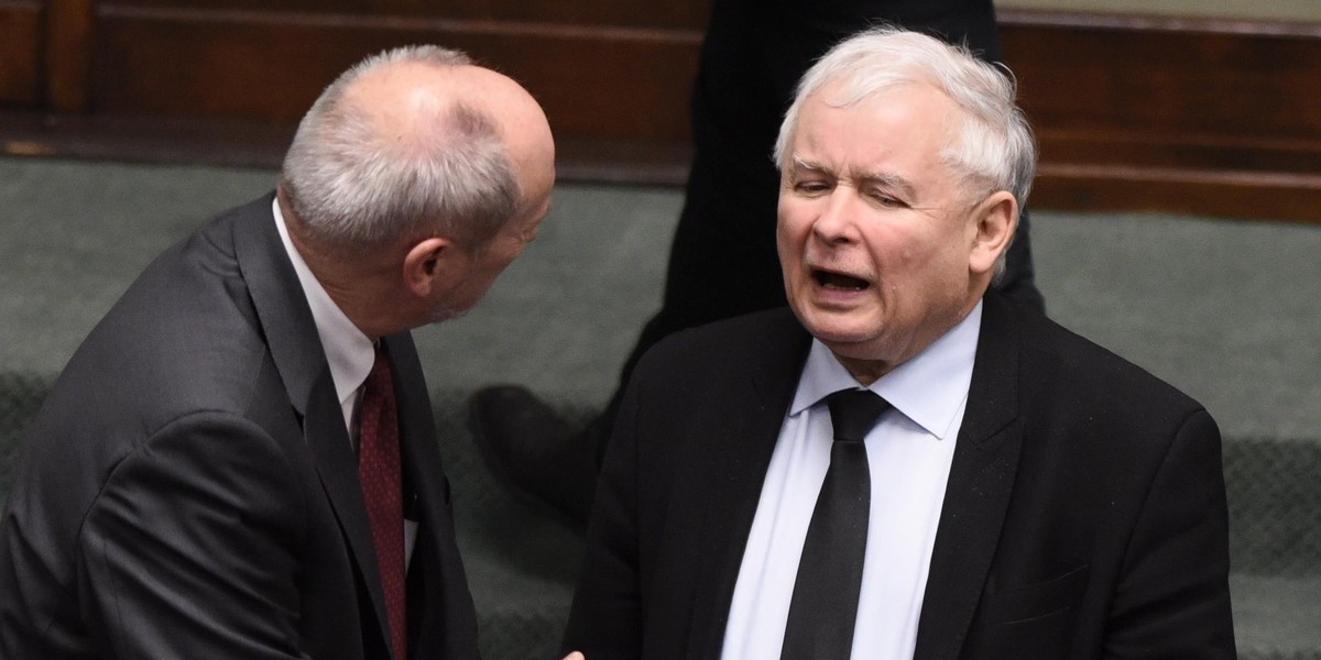 - Jarosław Kaczyński nie ma przełożenia na Antoniego Macierewicza, nie ma też na niego przełożenia premier – stwierdził w programie „Kropka nad i” były wicepremier Roman Giertych. 