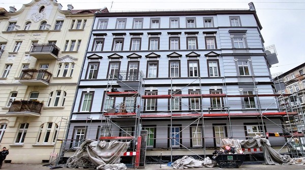 Kamienica przy Chudoby 15 została pokryta nutą bieli, brązu, mgławego błękitu oraz delikatnej lilii. I od razu staruszka prezentuje się inaczej.  