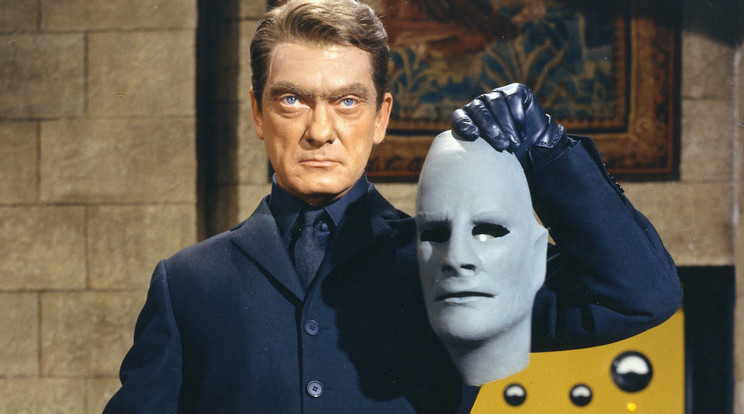 Jean Marais Fantomas-álarccal a kezében (Fotó: Ringier-archív)