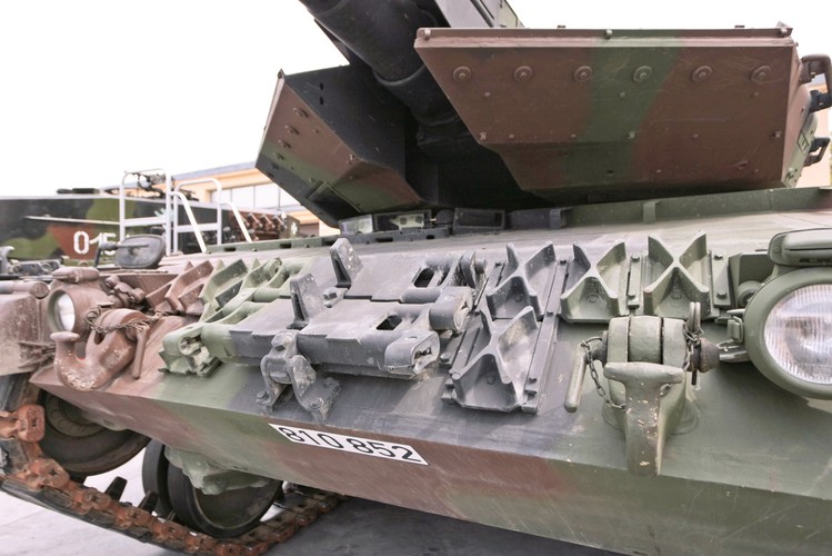 Masa bojowa czołgu Leopard 2A5 wynosi 62,5 tony. Wymiary czołgu to: długość całkowita (z armatą) 9,67 m, szerokość 3,7 m. Długość samego wozu bojowego wynosi 7,88 m.<BR><BR>Fot. (lm/jkm) PAP/Lech Muszyński