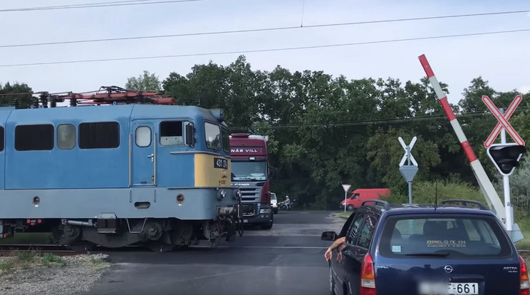 A vonat vezetője és a gépjárművezetők is higgadtan viselkedtek, a KRESZ-t betartották, így nem történt baj /Fotó: Részlet a videóból