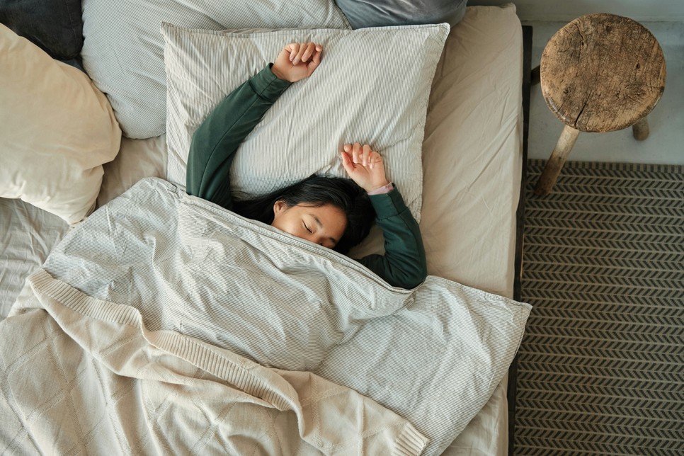 Az elégtelen vagy rendszertelen alvás hozzájárulhat olyan problémákhoz, mint a reflux, az irritábilis bél szindróma (IBS), vagy a bélflóra egyensúlyának felborulása