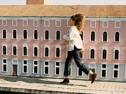 Pozdrowienia z podróży dookoła świata: Urzekająca jesienna kampania polskiej marki obuwniczej