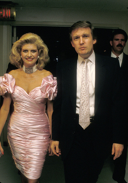 Ivana Trum z Donaldem Trumpem na jego 42 urodzinach, Hotel & Casino w Atlantic City, New Jersey