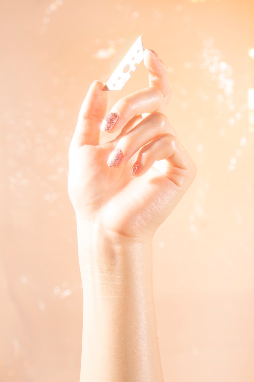 Sei es die Rasierklinge, das Küchenmesser oder ein bestimmtes geschlechtsspezifisches Kinderprodukt – die Fotografin will vom ursprünglichen Gebrauch der Gegenstände ablenken und Unbehagen erzeugen.  