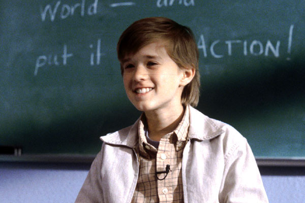 Haley Joel Osment w filmie "Podaj dalej"