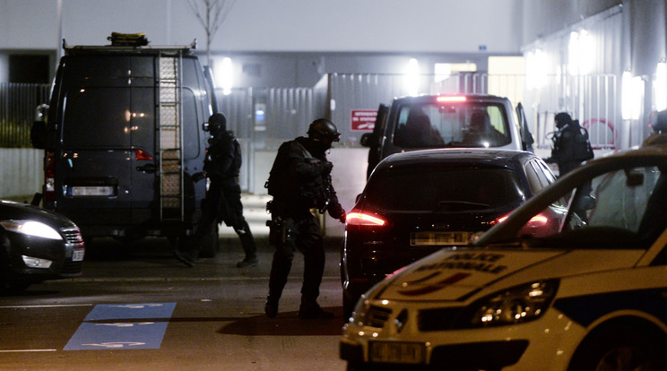 Pillanatok alatt jelentek meg a társasháznál a kommandósok / Fotó: AFP