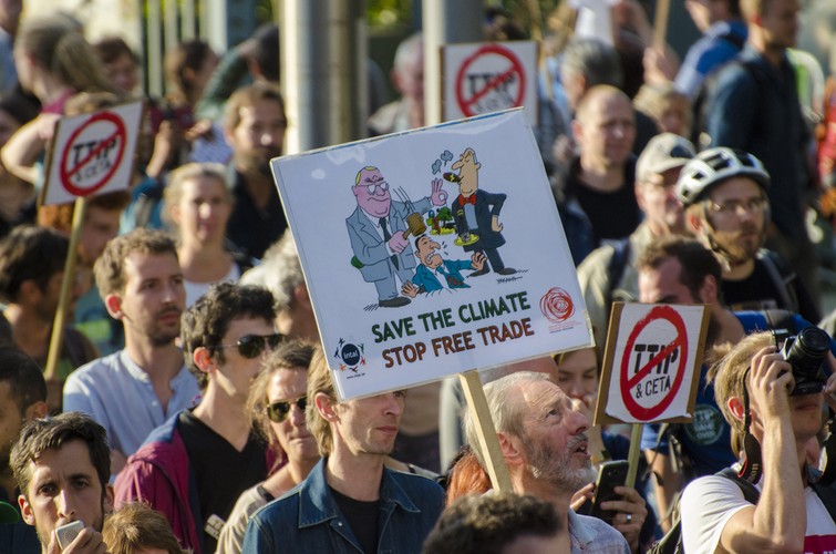 <strong> 9. Ochrona środowiska może pozostać tylko deklaracją </strong>
<br><br>
Deklaracja o ochronie środowiska zamieszczona w preambule niewiele daje. Bo wiążące są wyłącznie postanowienia zawarte w konkretnych rozdziałach. Te zaś nie zawierają zapisów bezpośrednio zmniejszających poziom ochrony środowiska w prawie unijnym, gdyż takie zapisy byłyby bardzo trudne do obrony dla KE. Stworzono więc serię wzajemnie wspierających się narzędzi, jak współpraca regulacyjna i arbitraż inwestycyjny, sprzyjających dominacji wielkich korporacji. 
<br /><br />Przestrogą powinno być dla Europy rabunkowe wydobycie ropy w Kanadzie i jego konsekwencje. Eksploatacja piasków bitumicznych doprowadza do dewastacji środowiska. Kanada już wykorzystała negocjacje w sprawie umowy CETA, by zmusić Europę do osłabienia dyrektywy w sprawie jakości paliwa, która pozwalałaby na rozróżnienie pomiędzy rodzajami paliw importowanych w zależności od poziomu emisji dwutlenku węgla. Za sprawą CETA amerykańskie firmy, które mają spółkę zależną lub biuro w Kanadzie, będą mogły kwestionować europejski zakaz dotyczący szczelinowania hydraulicznego jaki obowiązuje teraz  we Francji.
<br /><br />Polski rząd twierdzi, że ważnym motywem wspierania CETA jest chęć importu kanadyjskiej ropy z piasków bitumicznych jako alternatywy dla ropy importowanej z Rosji. - Zamiast wspierać rozwój energii odnawialnych, chcemy przywozić przez Atlantyk rozpuszczoną w ciężkich chemikaliach maź bitumiczną, z potencjalnymi istotnymi zagrożeniami dla oceanu i dla środowiska u nas w kraju, gdzie powstaną mocno toksyczne odpady z rafinowania tego paliwa - mówiła gazetaprawna.pl Ewa Sufin-Jacquemart. <br /><br />