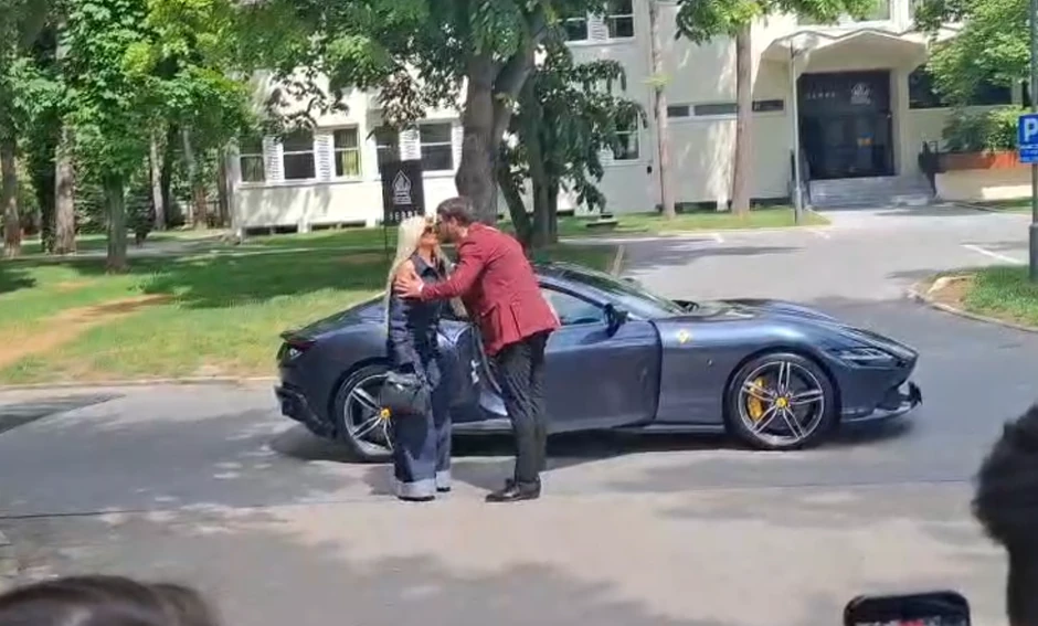 Dara Bubamara se ljubi sa dečkom