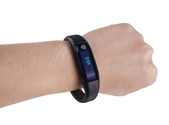 Opaska na rękę, która jest jednocześnie zegarkiem i czujnikiem, pokazującym liczbę kroków, spalone kalorie i dystans pokonany w ciągu dnia. Urządzenie przez Bluetooth łączy się ze smartfonem. Tam, dzięki darmowej aplikacji możemy uzupełniać pozostałe dane świadczące o stanie naszego zdrowia i dzielić się nimi on-line z rodziną. Cena to ok. 300 zł.