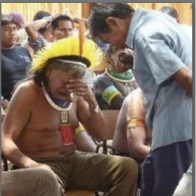 Chief Raoni - szef plemienia Kayapo - płacze na wieść o decyzji o budowie tamy Belo Monte