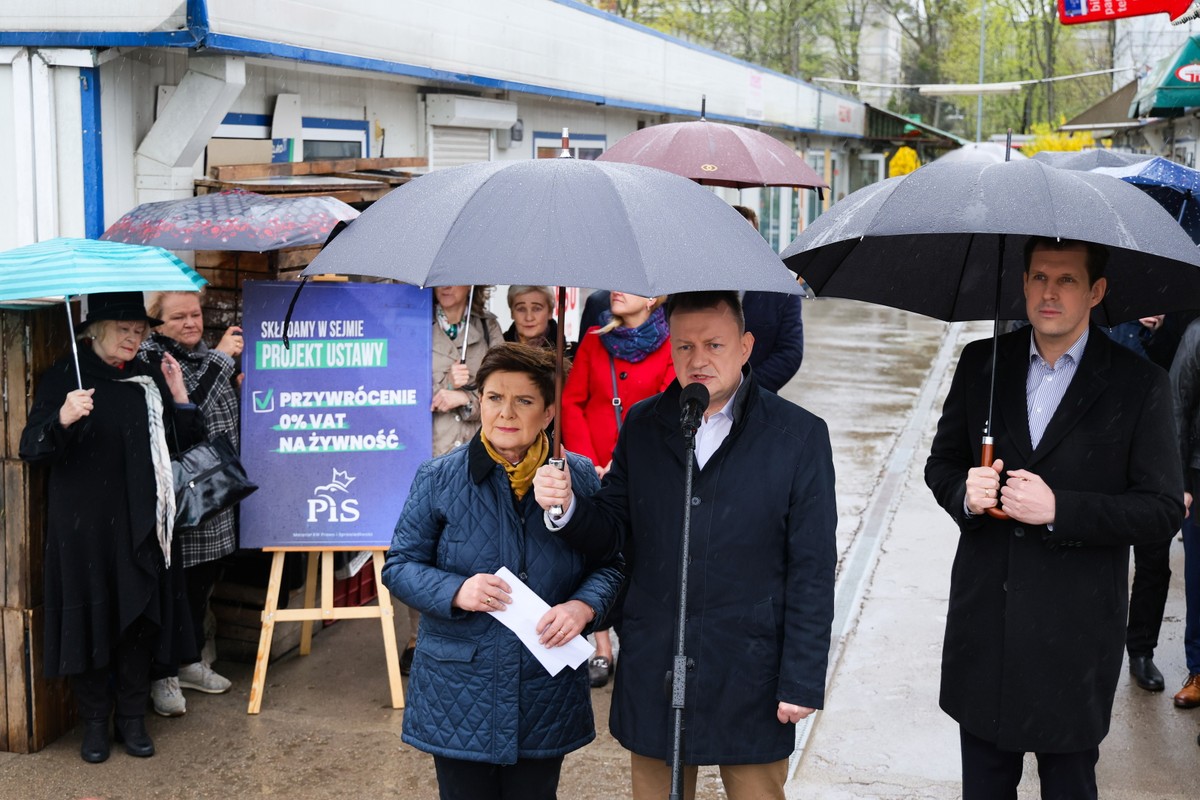 Kampania samorządowa 2024. Kandydat na prezydenta m.st. Warszawy Tobiasz Bocheński, europosłanka Beata Szydło i poseł PiS Mariusz Błaszczak podczas konferencji prasowej na targowisku przy ul. Namysłowskiej w Warszawie