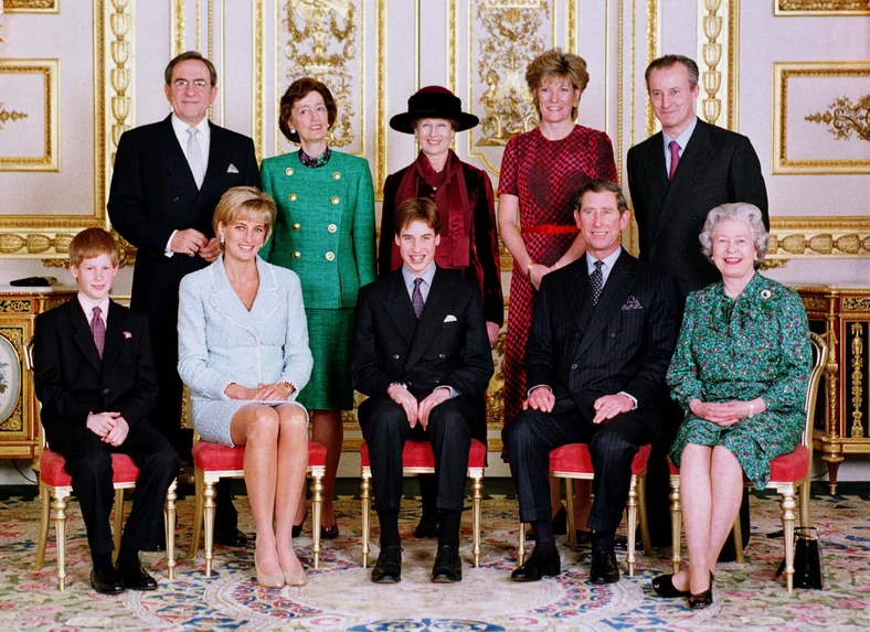Bierzmowanie księcia Williama w 1997 r. Od lewej, rząd drugi: król Konstantyn II, lady Susan Hussey, księżniczka Aleksandra, księżna Westminsteru - Natalia Grosvenor i lord Romsey. Od lewej, rząd pierwszy: książę Harry, Diana Spencer, książę William, książę Karol, królowa Elżbieta II