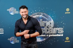 Gwiazdor 'Gliniarzy' ostrzega przed złem i Halloween. Wymachuje różańcem