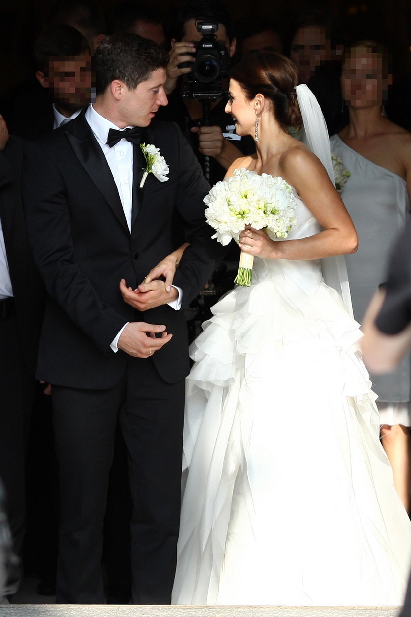 Anna i Robert Lewandowscy podczas śluby w 2013 roku. 