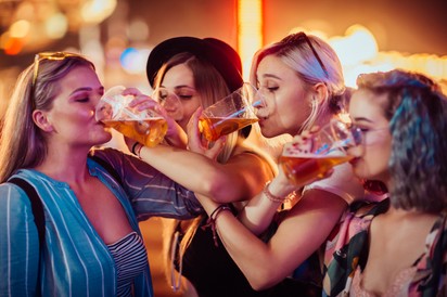 Alkohol az iskolapadban: egyre több fiatal nyúl az alkoholhoz Magyarországon