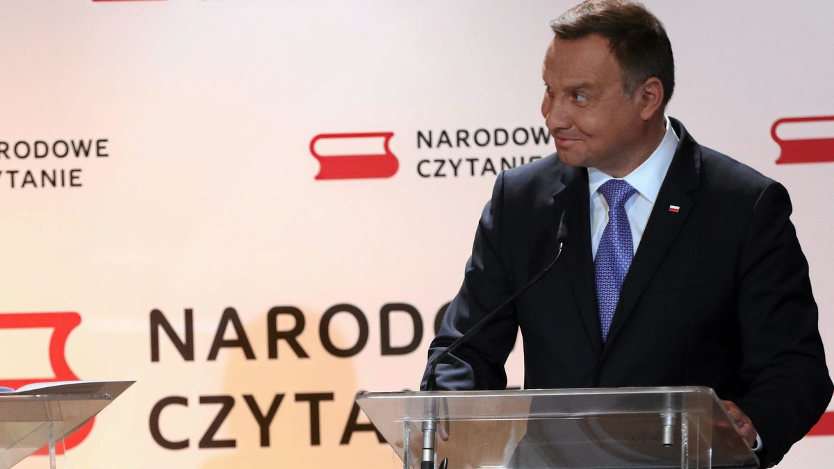 Praca Prezydenta Andrzeja Dudy odbierana jest przez ankietowanych wyjątkowo pozytywnie. Opinia o jego prezydenturze jest coraz lepsza - wynika z sondażu przeprowadzonego na panelu Ariadna. Notowania Andrzeja Dudy wzrosły aż o 10 proc. od końca maja tego roku - podaje Wirtualna Polska.