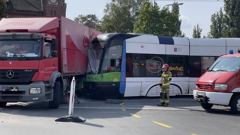 Dramatyczny wypadek w Szczecinie. Tramwaj zderzył się z ciężarówką