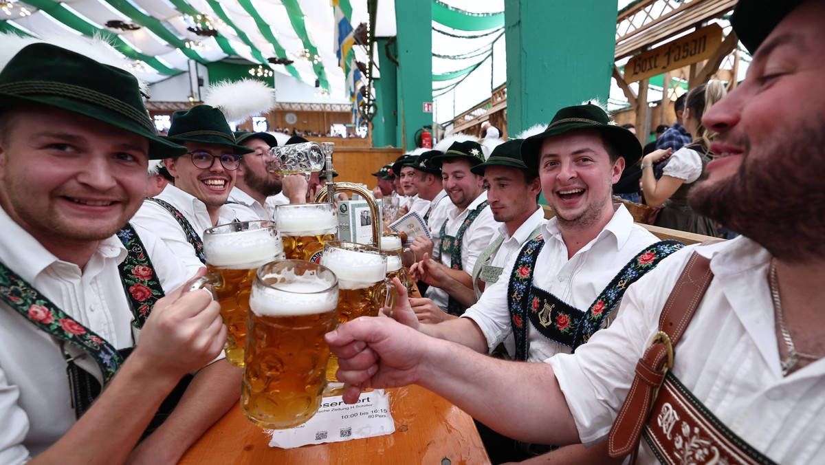 Goście Oktoberfest gubią dziwne rzeczy. Znaleziono setki telefonów, damski but, a nawet... odkurzacz