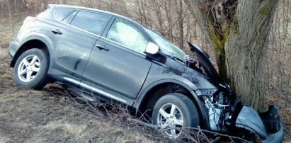 Auto uderzyło w drzewo. Dwie osoby ciężko ranne