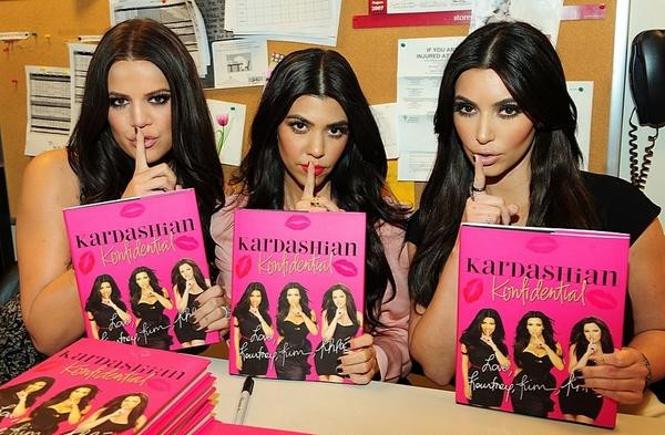 Siostry Kardashian promują książkę "Kardashian Konfidential" w Los Angeles
