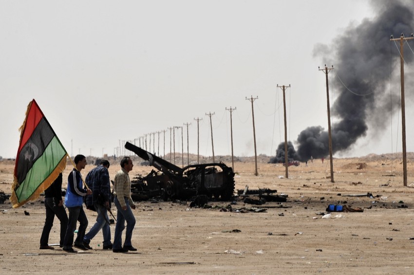 Pobunjenici u Libiji, potpomognuti vazdušnim udarima koalicionih snaga, preuzeli su kontrolu nad Adždabiju