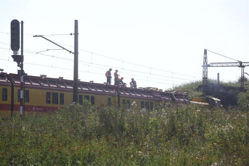 tory, trakcja kolejowa, pociąg, wywrKierowca wywrotki zahaczył pojazdem o trakcje kolejowąotka, prąd